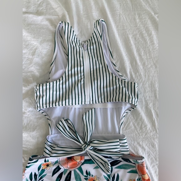 New Cupshe Striped and Floral One Piece Swimsuit Size Medium - Picture 9 of 13